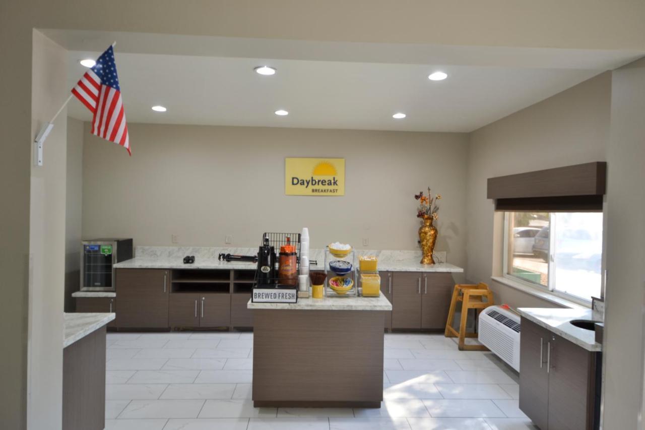 Days Inn & Suites By Wyndham Airport Albuquerque Buitenkant foto