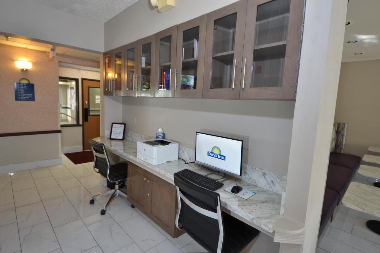 Days Inn & Suites By Wyndham Airport Albuquerque Buitenkant foto