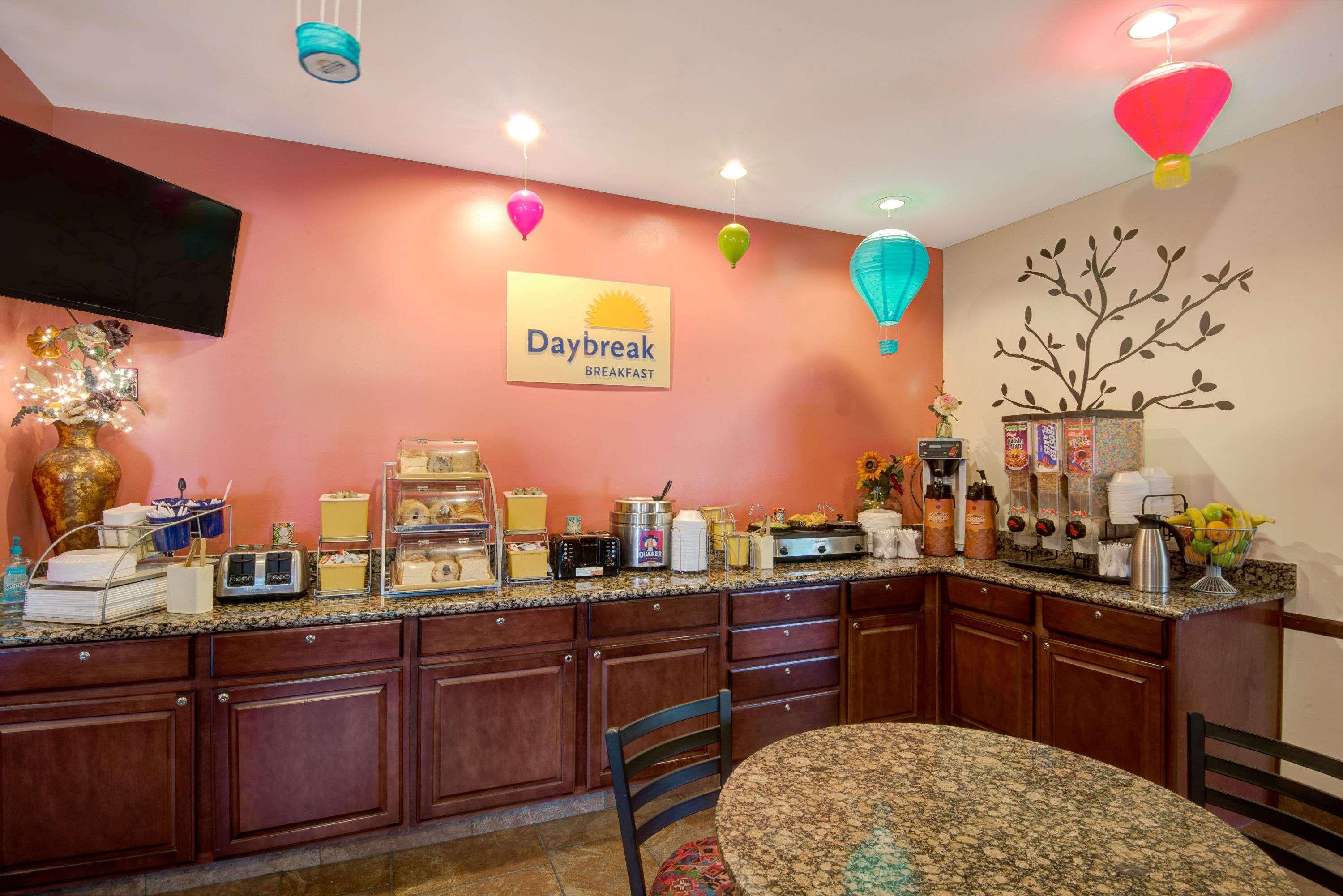 Days Inn & Suites By Wyndham Airport Albuquerque Buitenkant foto