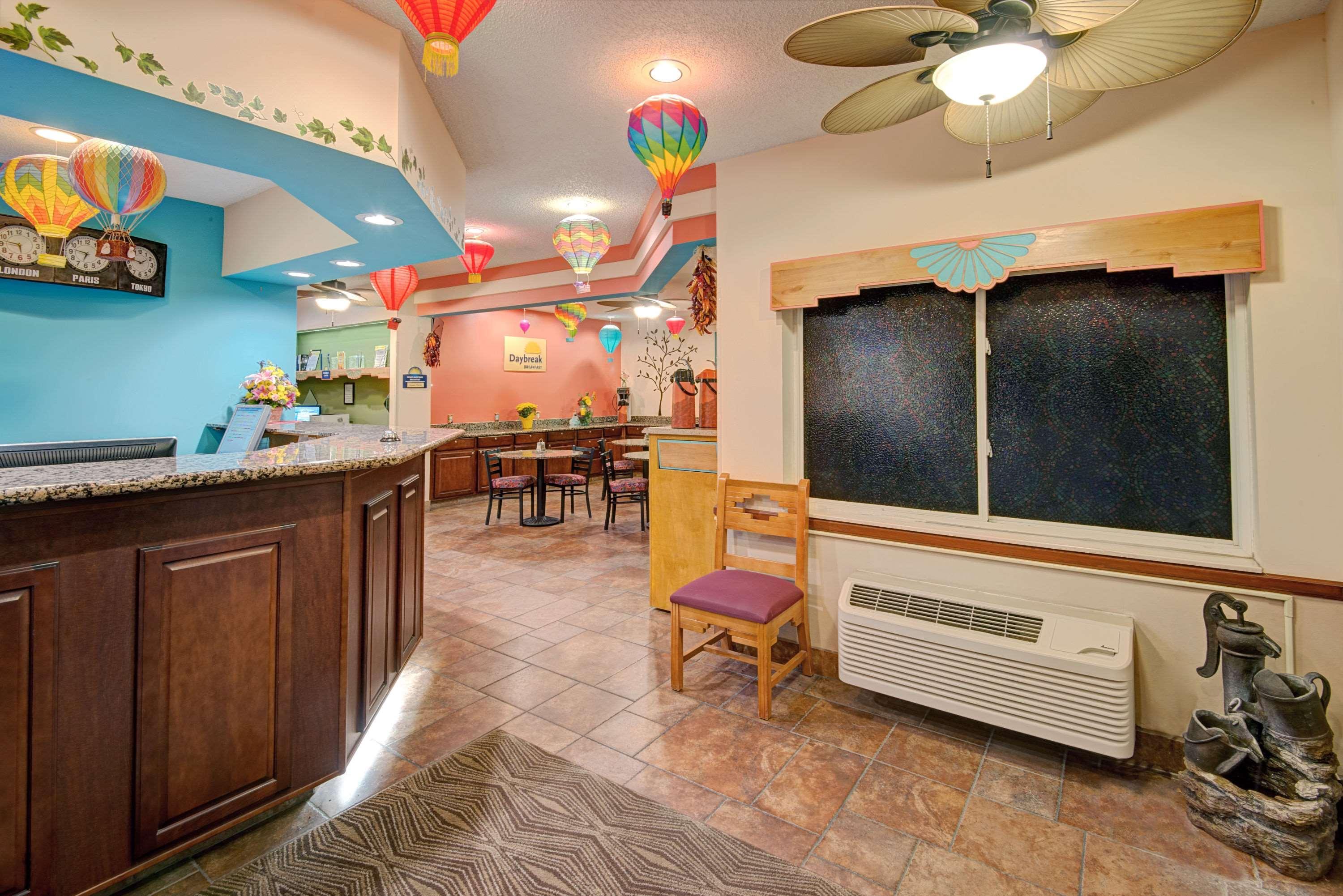 Days Inn & Suites By Wyndham Airport Albuquerque Buitenkant foto